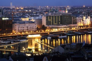 Budapest szállodák ablakain üzen a világnak