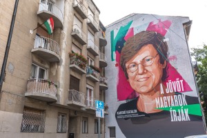 Karikó Katalint ábrázoló hatalmas festmény került egy krisztinavárosi tűzfalra
