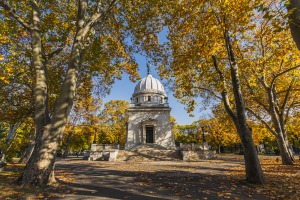 Ahol a legnagyobbak pihennek – a Fiumei úti temető, avagy séta Budapest csodás kertjeiben
