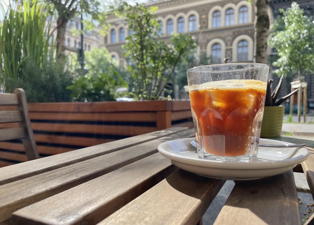 Hűsít és felpörget – 8+1 jéghideg és extrém kávés italt kóstoltunk Budapesten