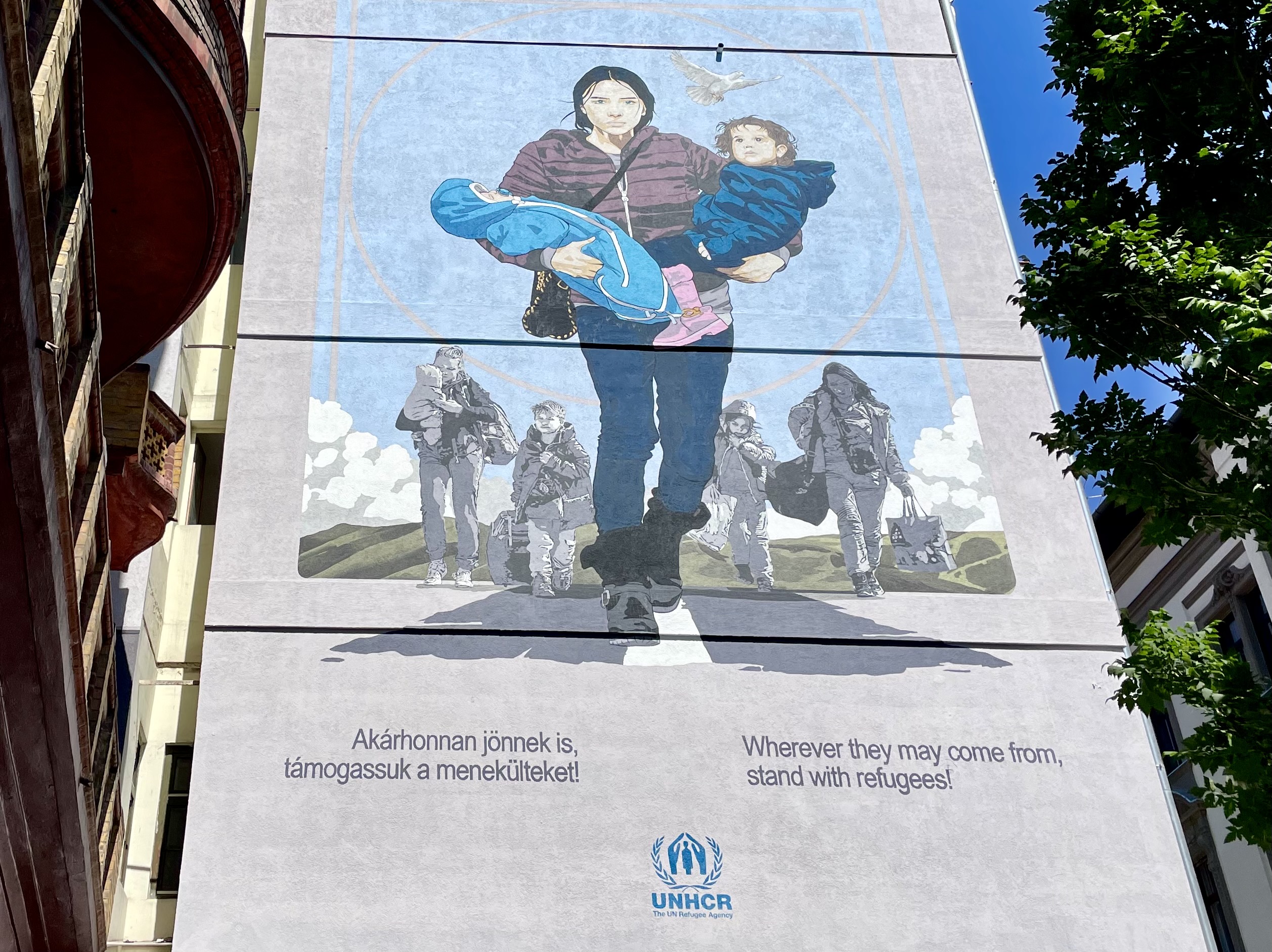 Anyák menekítik gyermekeiket egy új tűzfalfestményen Erzsébetvárosban