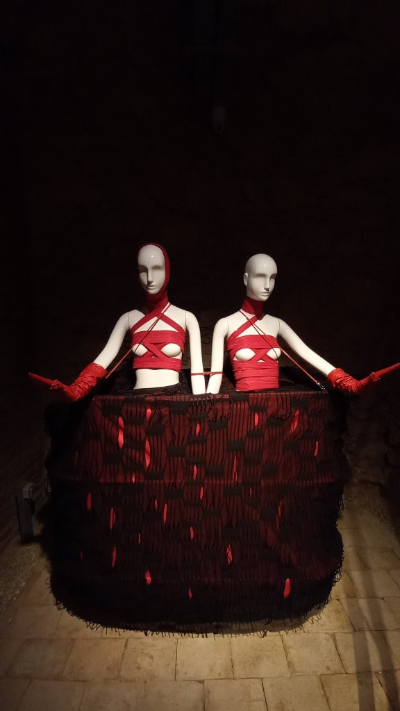 Főszerepben a jelmezek &#8211; megnéztük a Testmaszkok című kiállítást