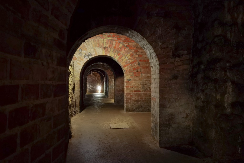 Barlangtúra a Várhegy titkainak nyomában –  bunkerek, törökök, őskövületek