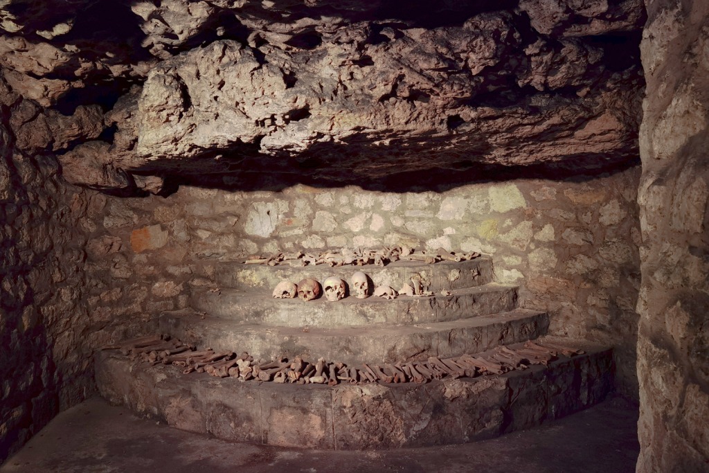 Barlangtúra a Várhegy titkainak nyomában –  bunkerek, törökök, őskövületek