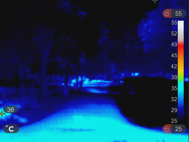 Fehéren izzó Hollán Ernő utca, éjsötét Szent István park – Újlipótvárosi körkép hőkamerával