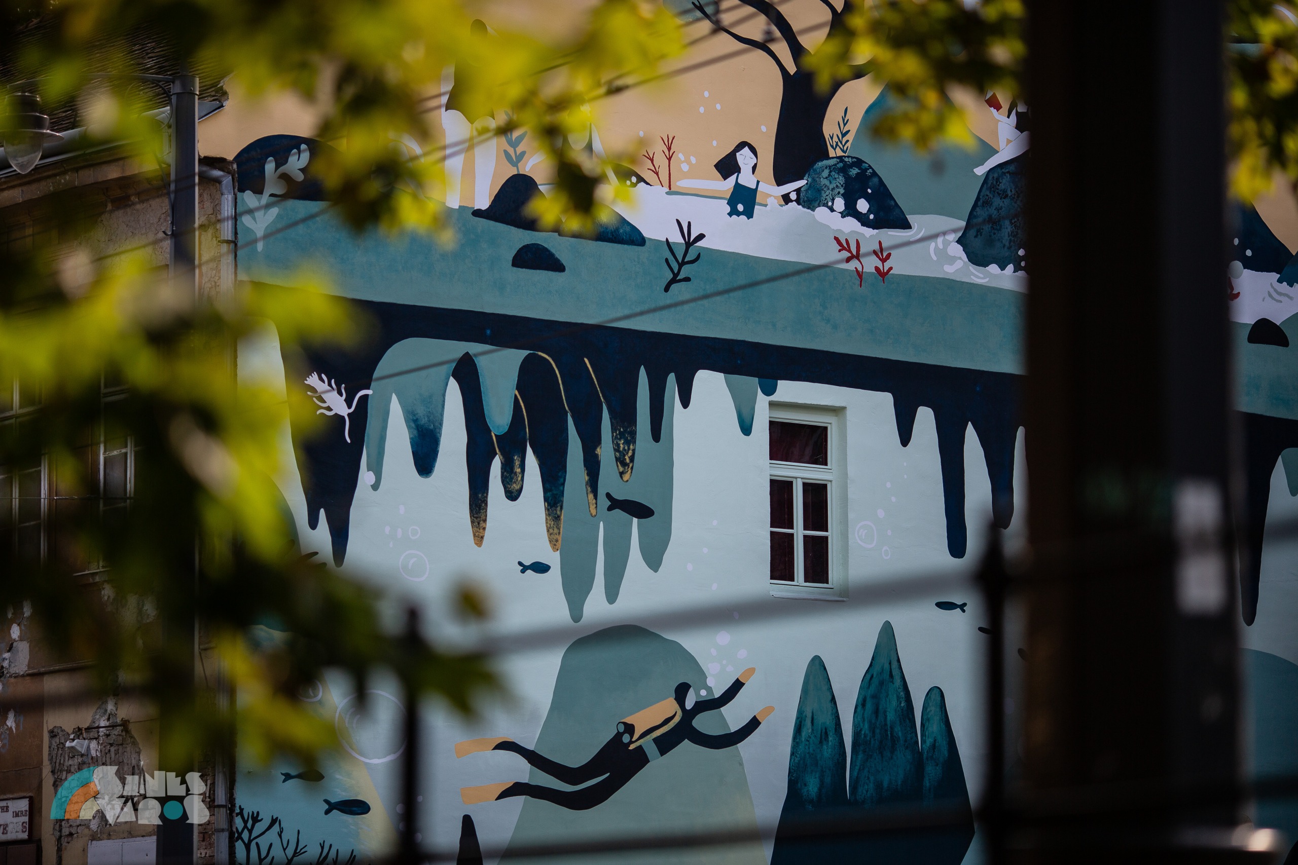 Víz alatti fantázia a Színes Város Csoport legújabb budai tűzfalfestményen