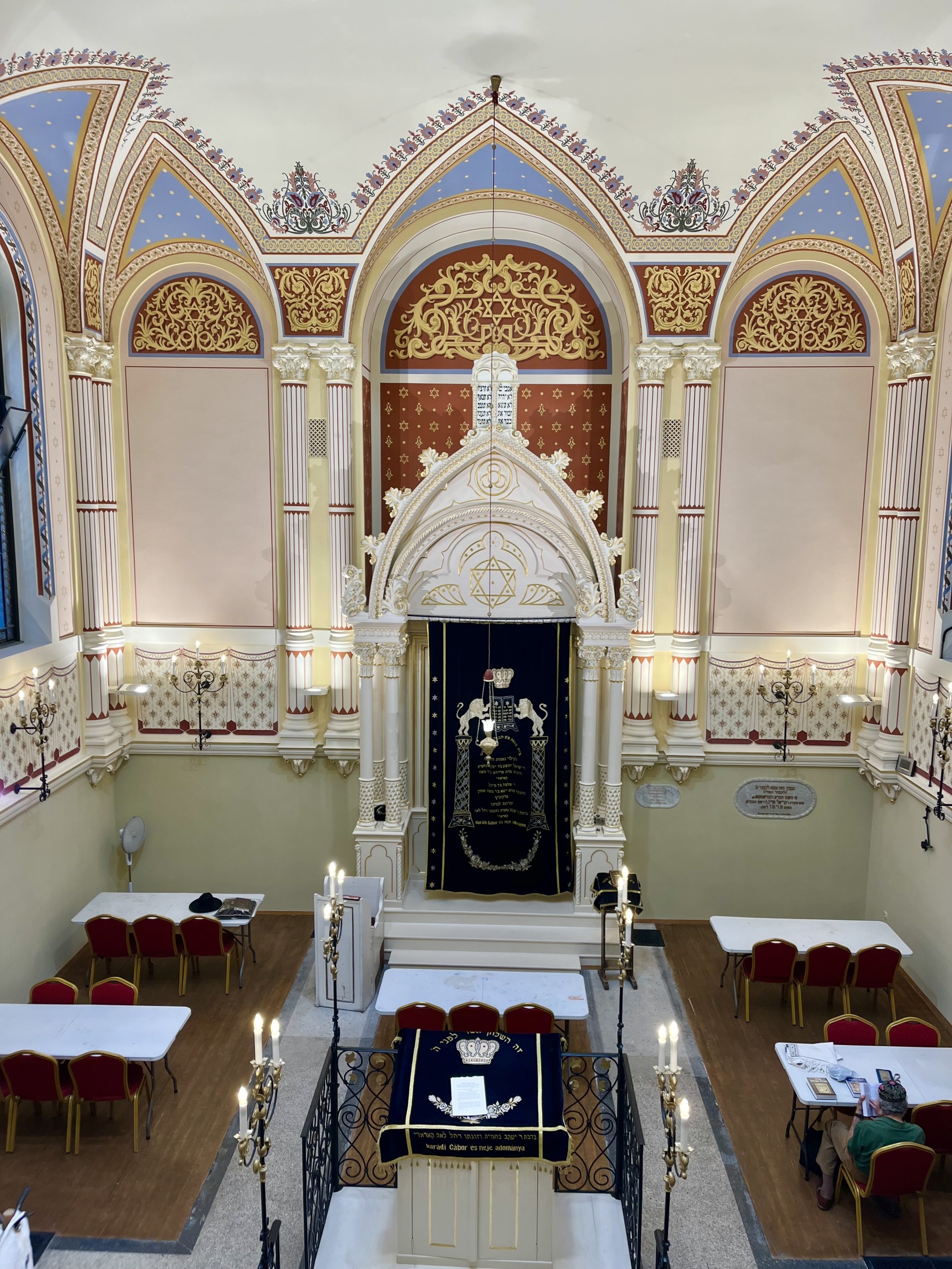 A Vasvári rabbija vitt minket körbe a frissen felújított zsinagógában