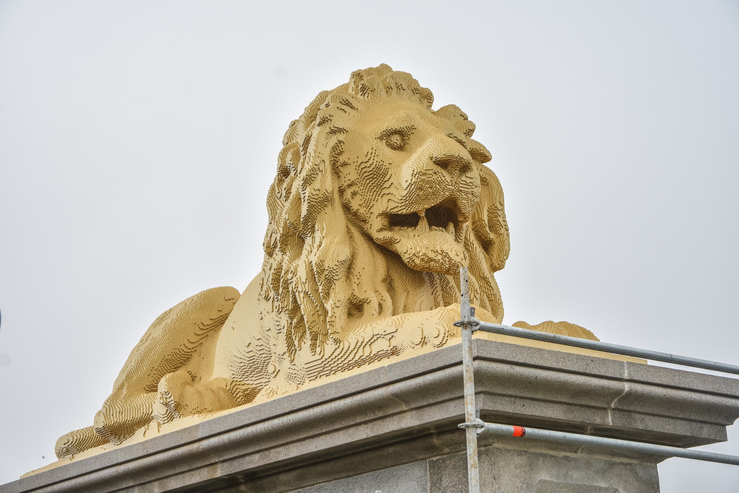 Hello LEGO leo – új, 850 000 kockából álló tesót kaptak a Lánchíd oroszlánjai