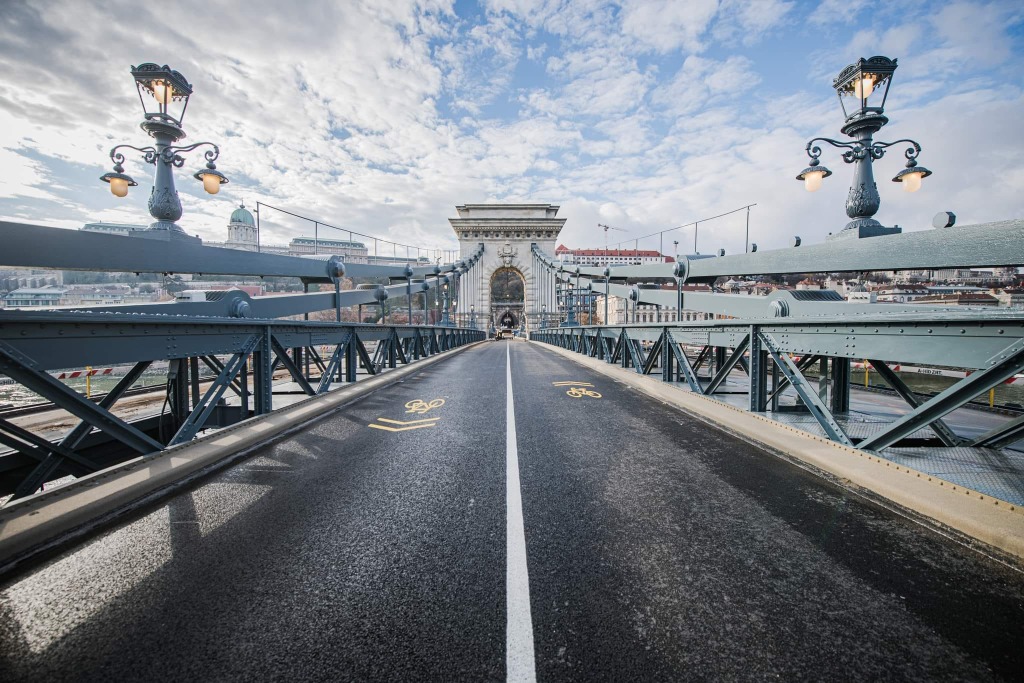 Hogyan tud a Lánchídon a lehető legtöbb ember átkelni? – izgalmas próbával avatták fel a frissen átadott útpályát