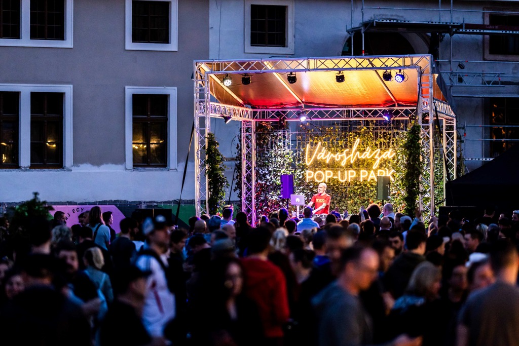 Legjobbak között a Városháza pop-up park!