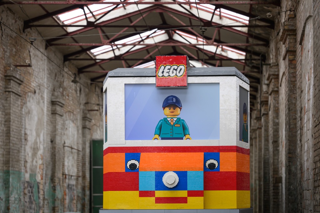 Életnagyságú LEGO villamos jelent meg a Deák téren